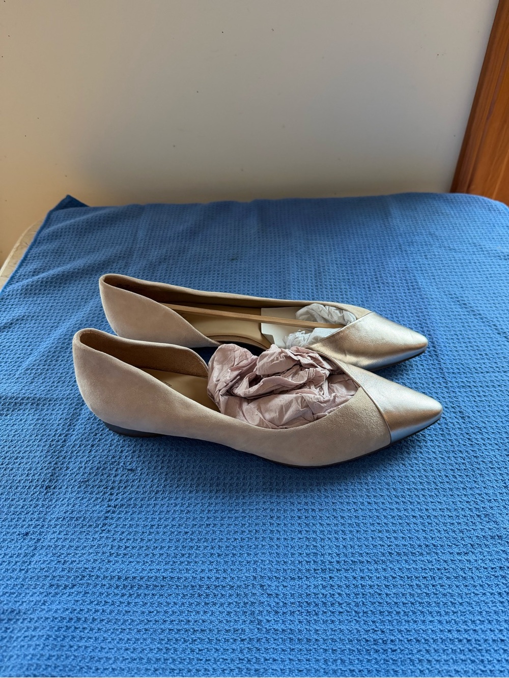 Naturalizer Women's Pointed Toe Metallic Rose Gold Flats